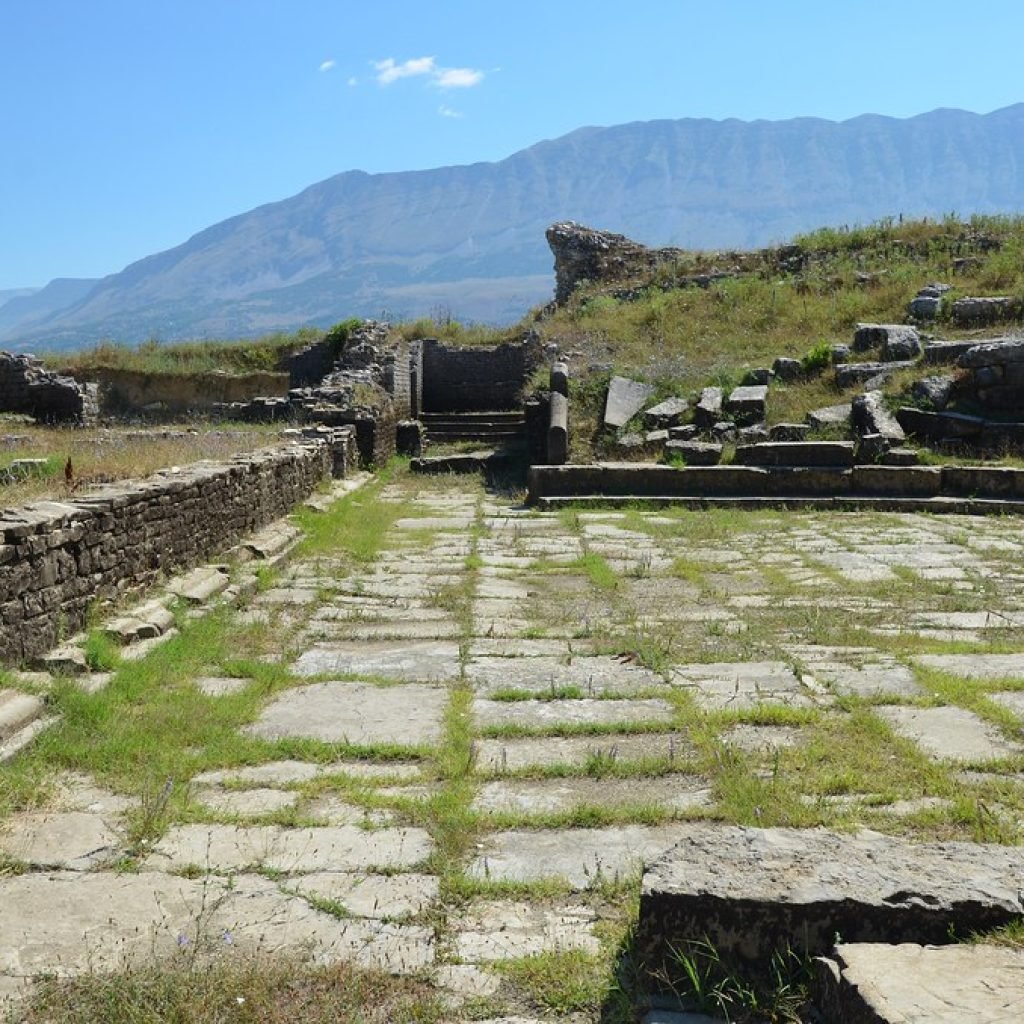 Hadrianopolis ( Gjirokaster ) albaniadestination.in